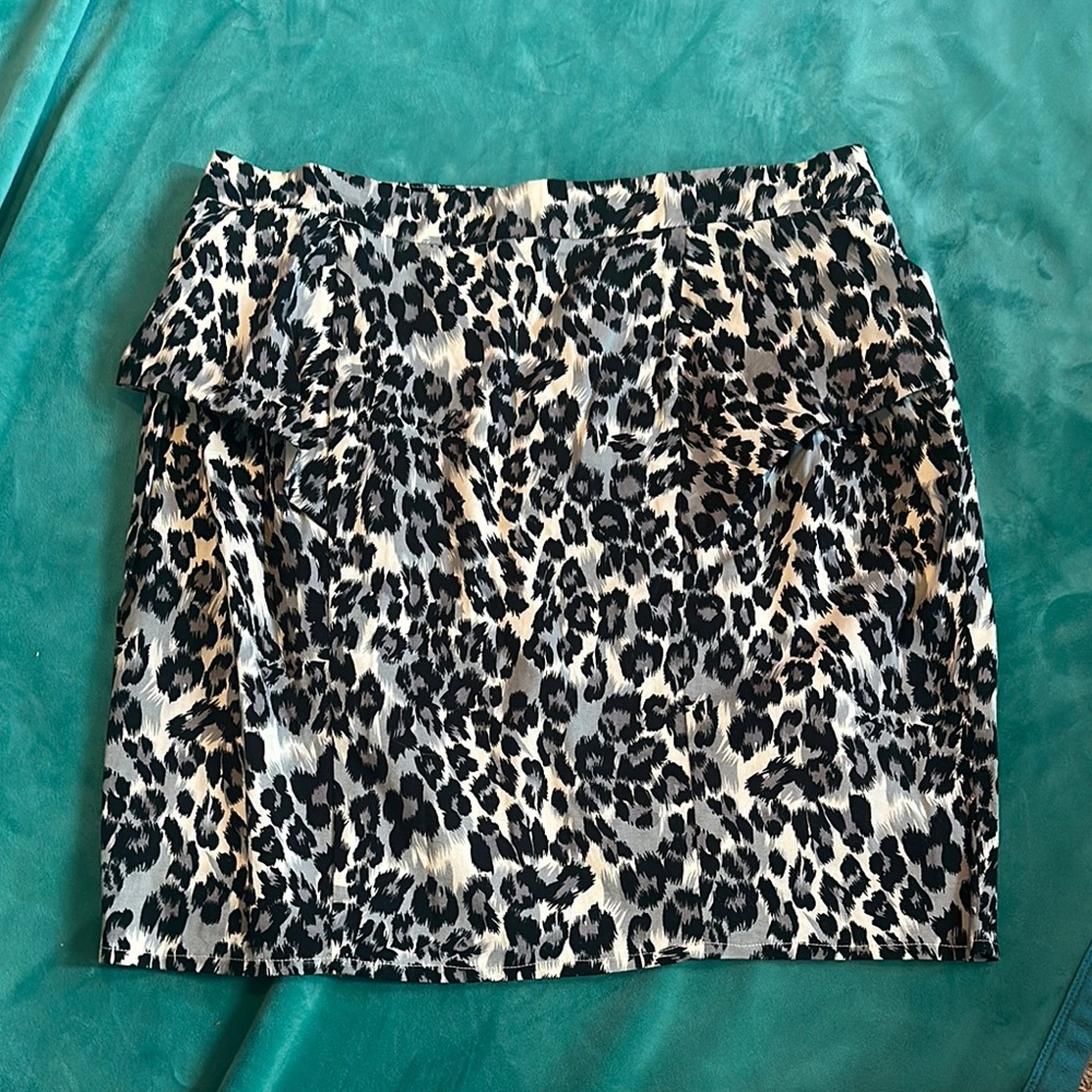 Black and White Pencil Mini Skirt with ruffle